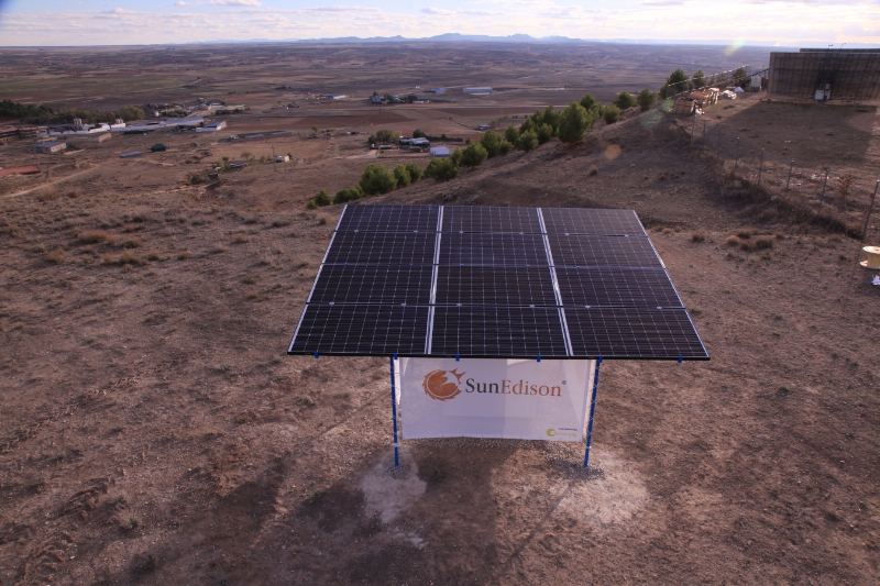 The new SunEdison Outdoor Microstation can power 25 households for five hours each night and takes just four to six hours to set up. (PRNewsFoto/SunEdison, Inc.)