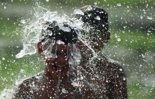 India heat wave child water
